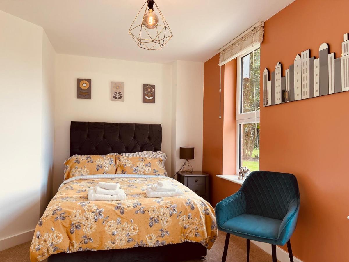 Cheerful 2-Bed Townhouse In Wakefield With Parking Villa Dış mekan fotoğraf